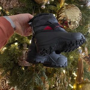 Kids snow boot worn once - unisex boy or girl